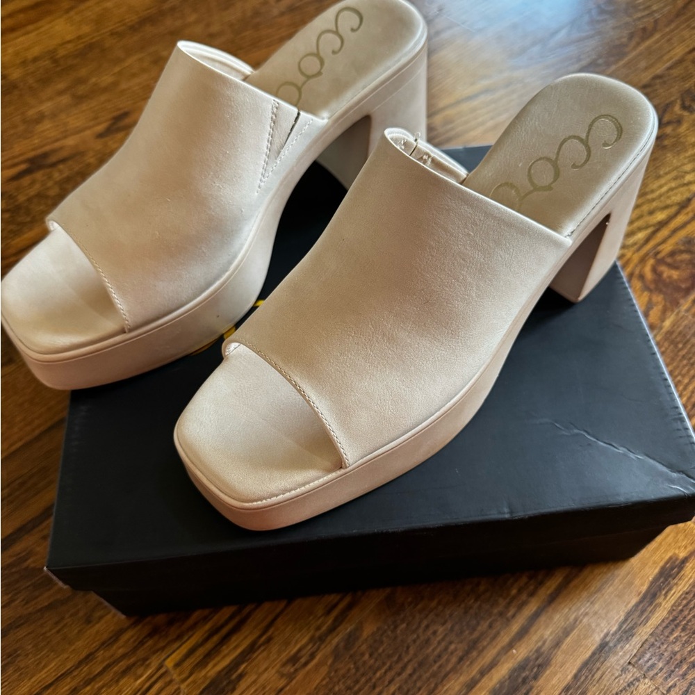 Coclico Women's Cream Platform Mules